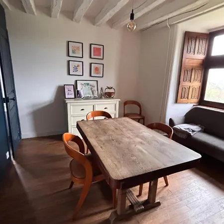 Jolie Tour Du 13eme Siecle 度假居 *